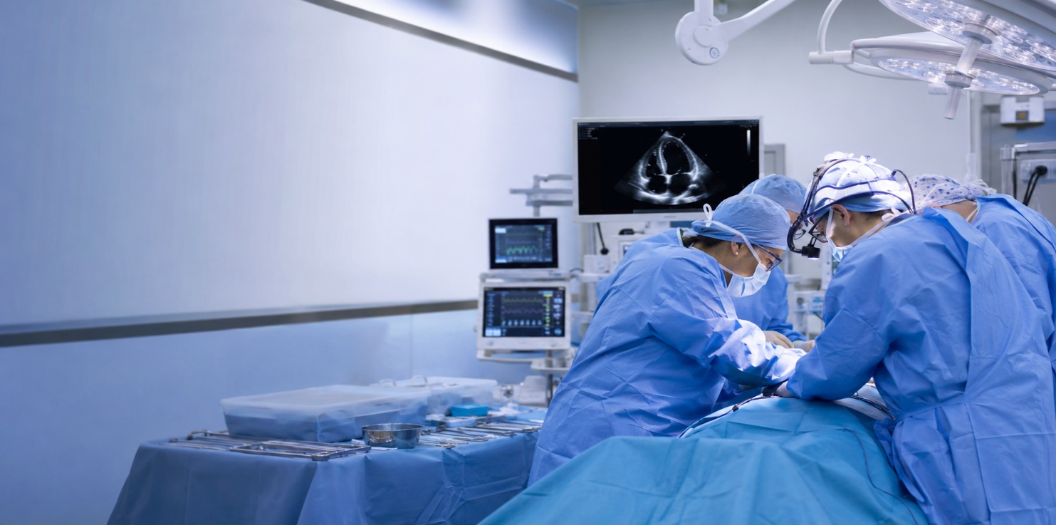 Équipe cardiochirurgica in sala operatoria durante un intervento valvolare